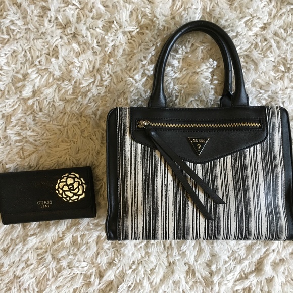 👜✨ GUESS PURSE AND MATCHING WALLET SET - Picture 1 of 5